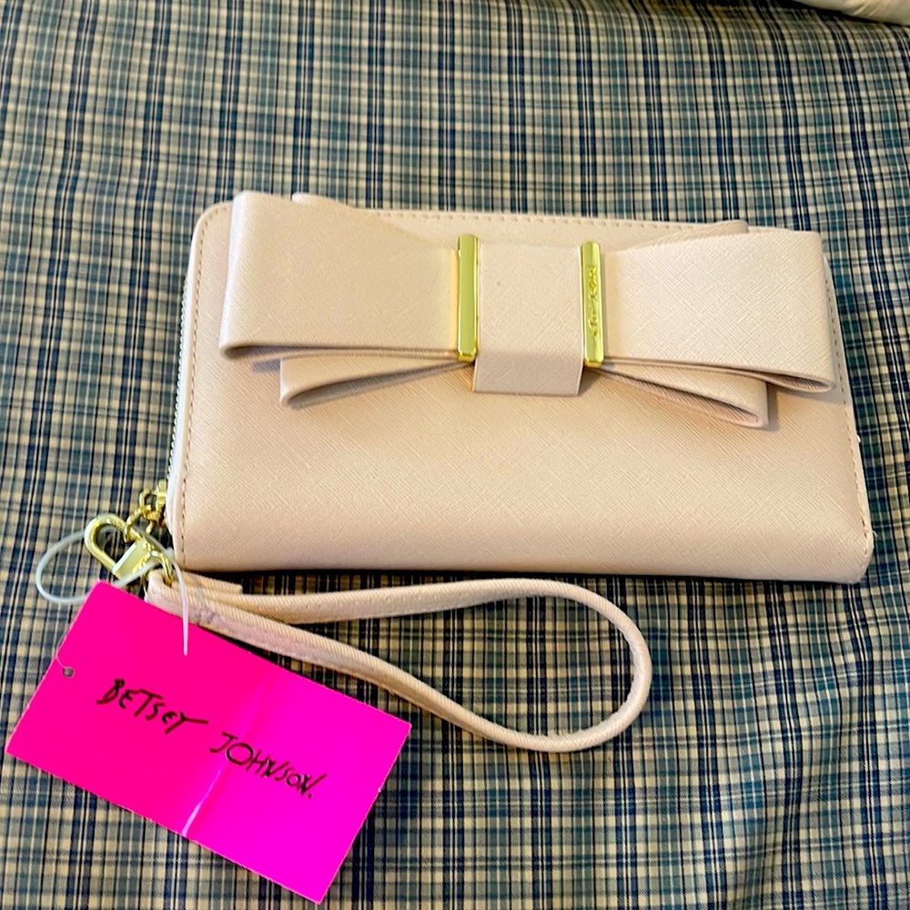 NWT. Betsey Johnson wristlet
